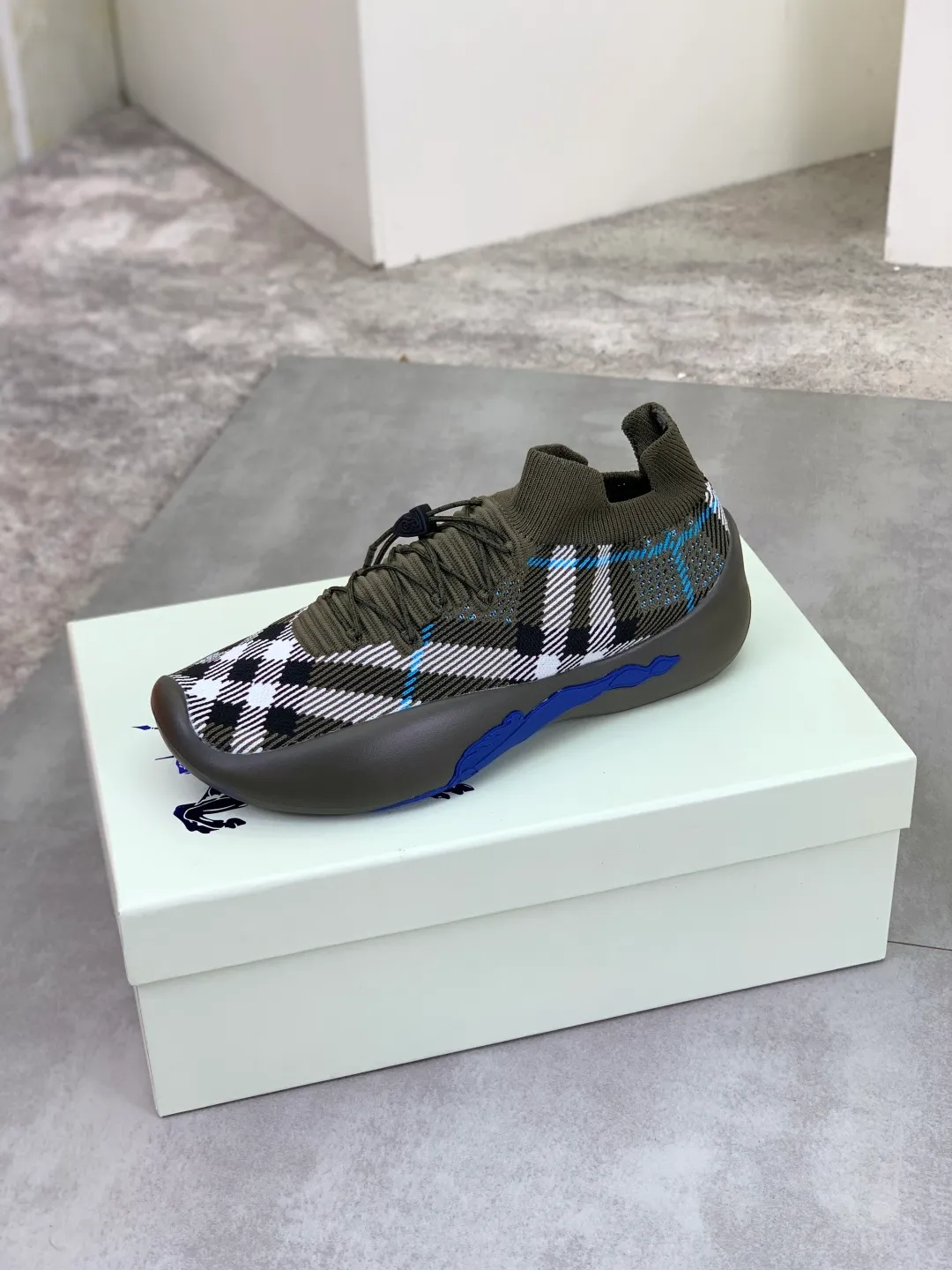 Men's Men's Shoes 💰P620 💰【New Style】Top Version 🆘【Burberry】New Burberry Fly Knit Shoes are now available with perfect workmanship! 🔥Perfect shape and top quality🙈Non-slip and wear-resistant high-end rubber outsole👣Versatile and comfortable shoes, standard size: 39-45 (customized 38-46) 2️⃣colors available Top-quality packaging